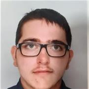 Tuteur, donne aide les élèves au collège pour leur devoir